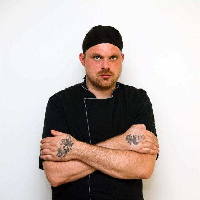 kuhar-na-terenu-pomoc-v-kuhinji